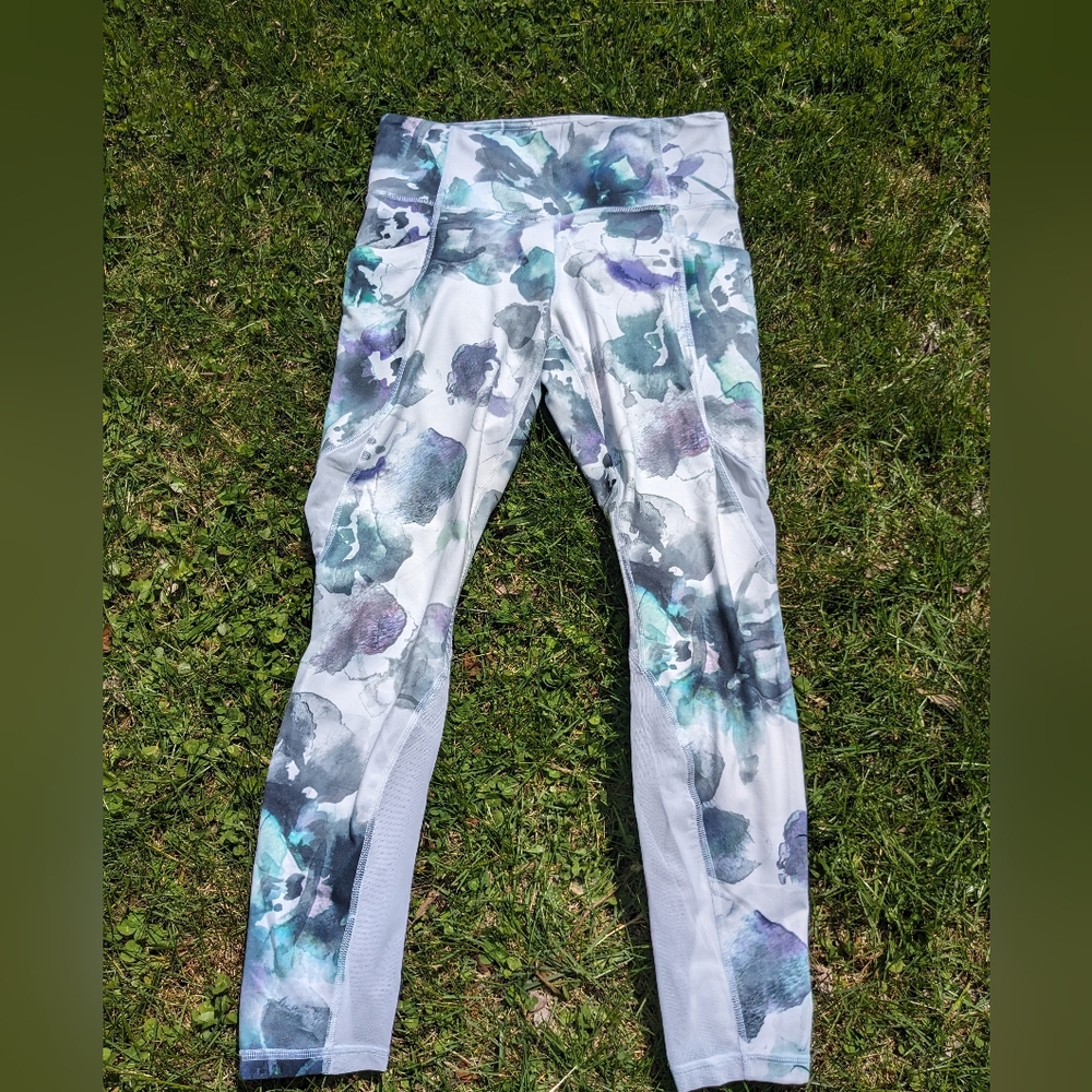 Athleta white floral mudra Capri